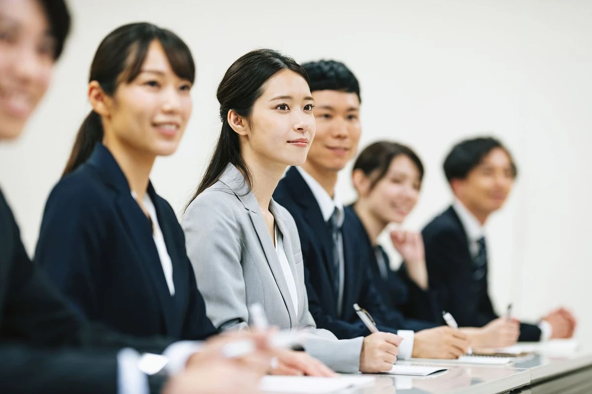 話を聞く社員たちのイメージ