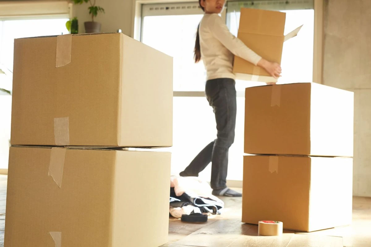 引っ越し作業をしている様子