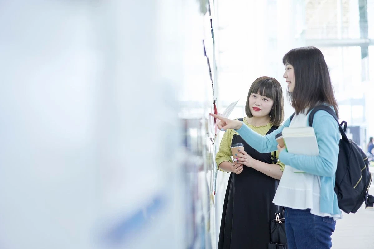 2人で話をしている学生のイメージ