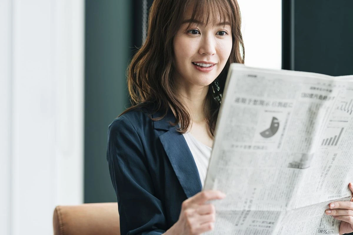 新聞を読む女性のイメージ