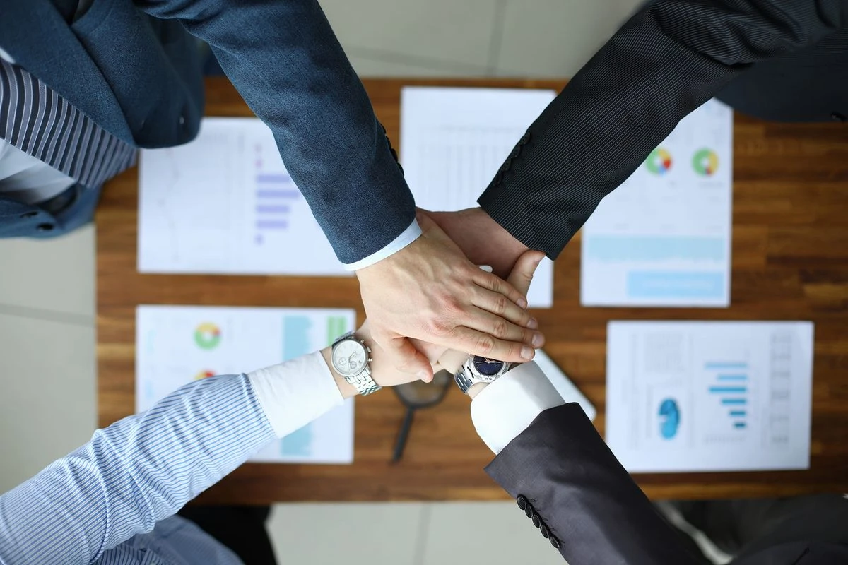 手を重ねているイメージ