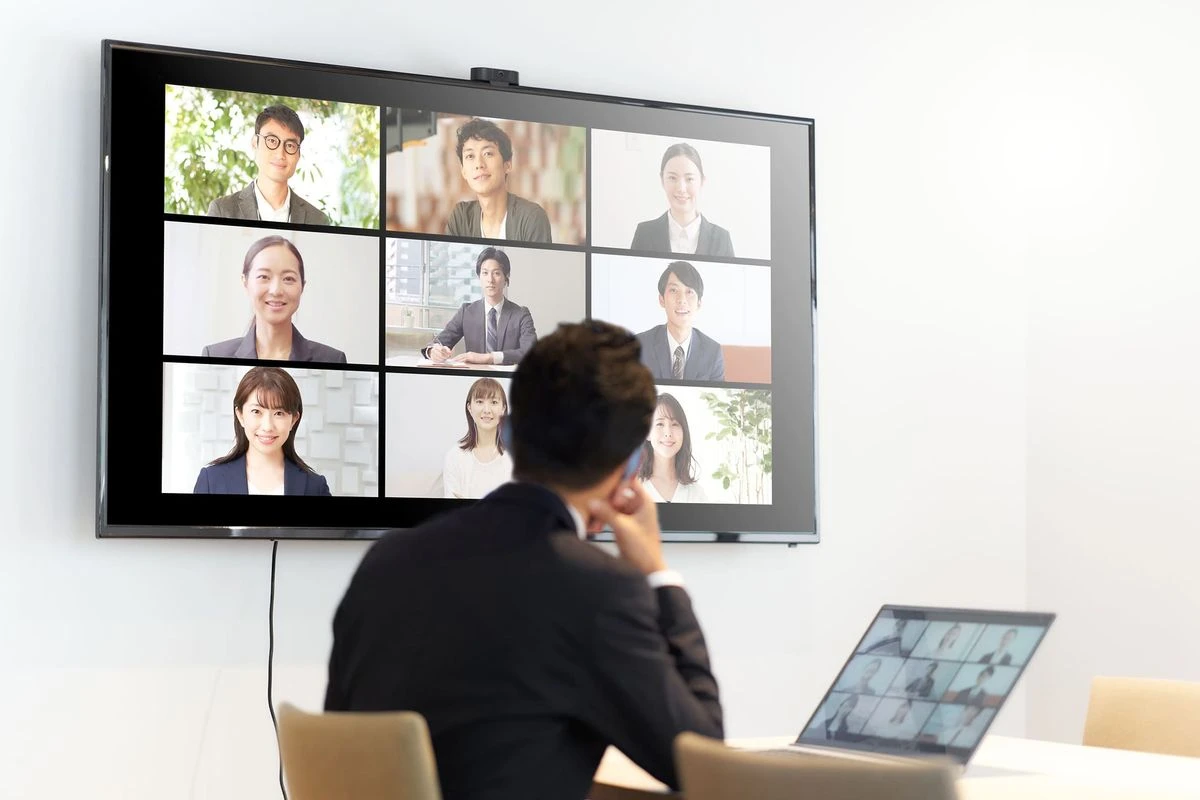 オンラインでミーティングをしている様子