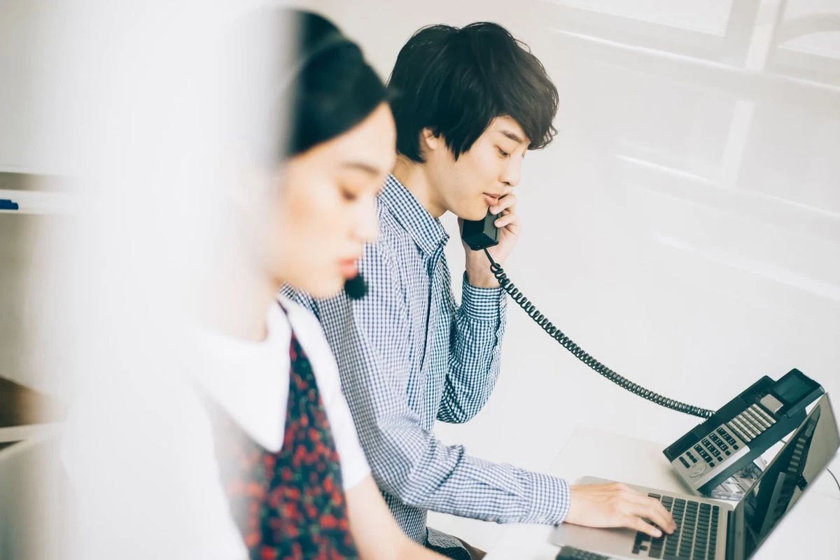 電話で話をする若い男性のイメージ