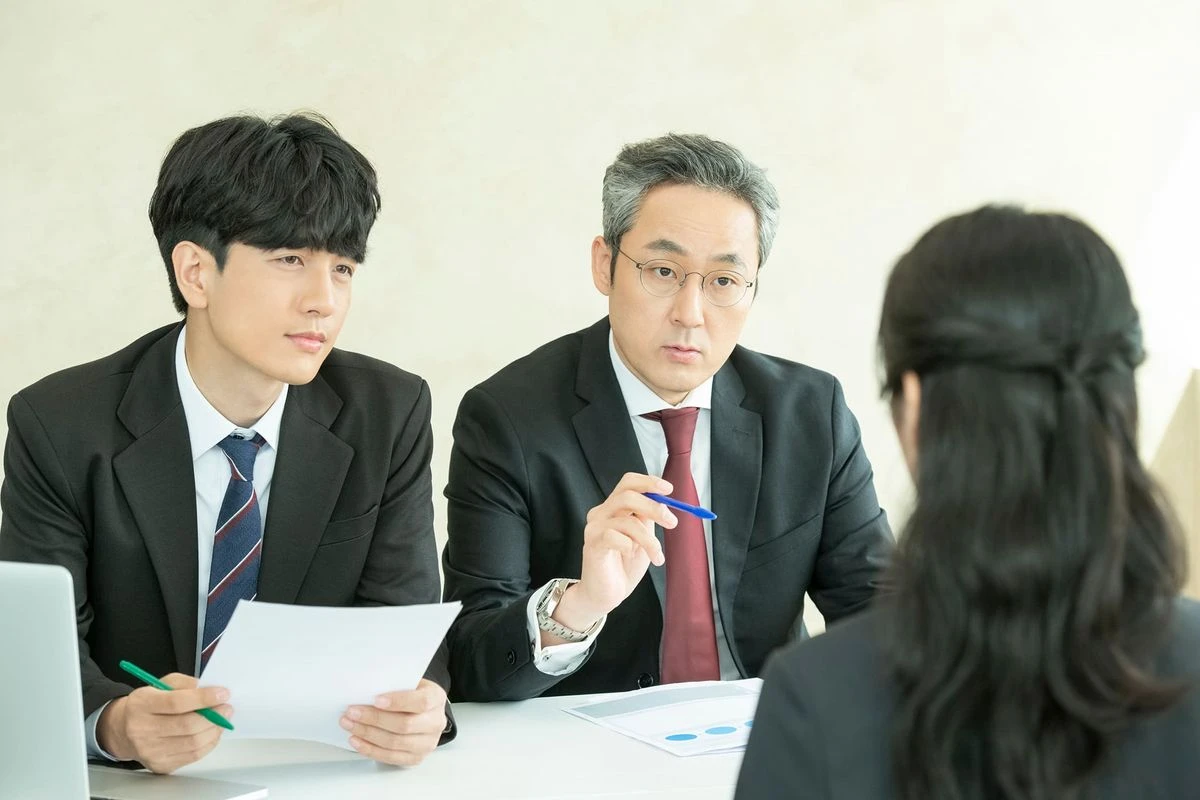 面接で求職者に説教している様子