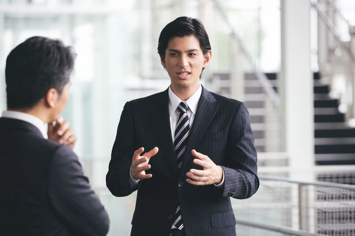上司と話をしている部下のイメージ