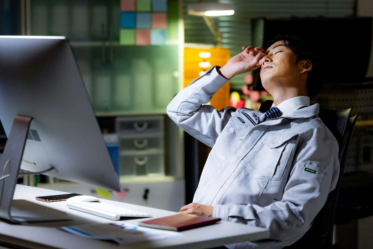 残業をしている男性のイメージ