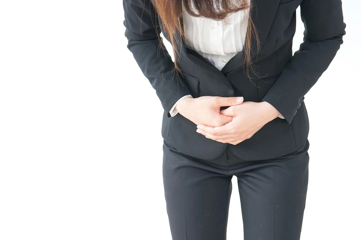 お辞儀をして辞退する女性のイメージ