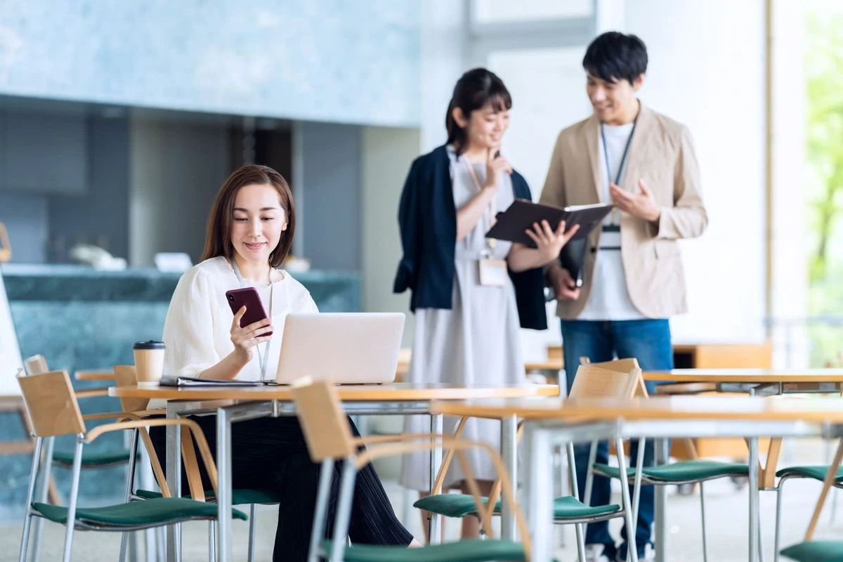 働いている人たちのイメージ