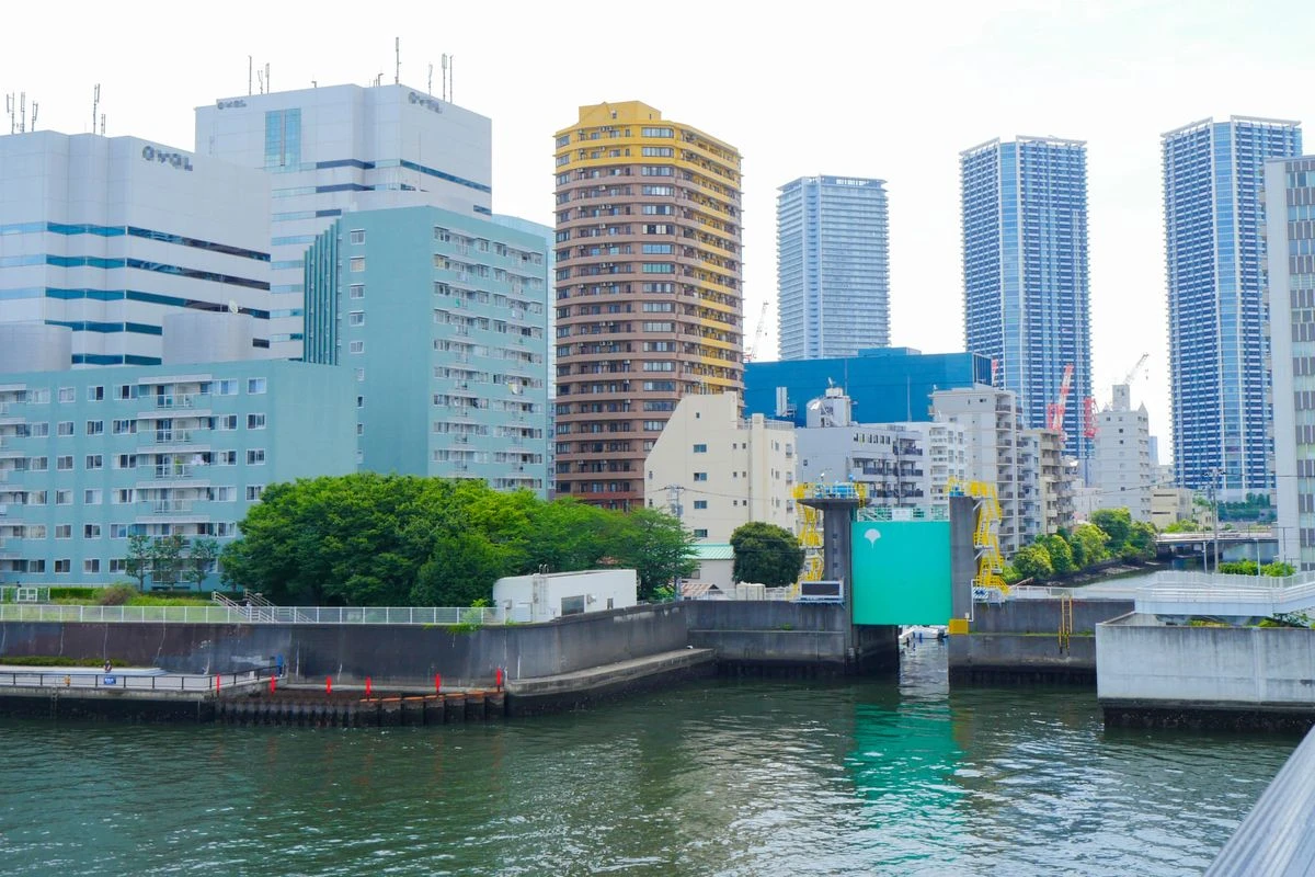建ち並ぶ高層ビルのイメージ