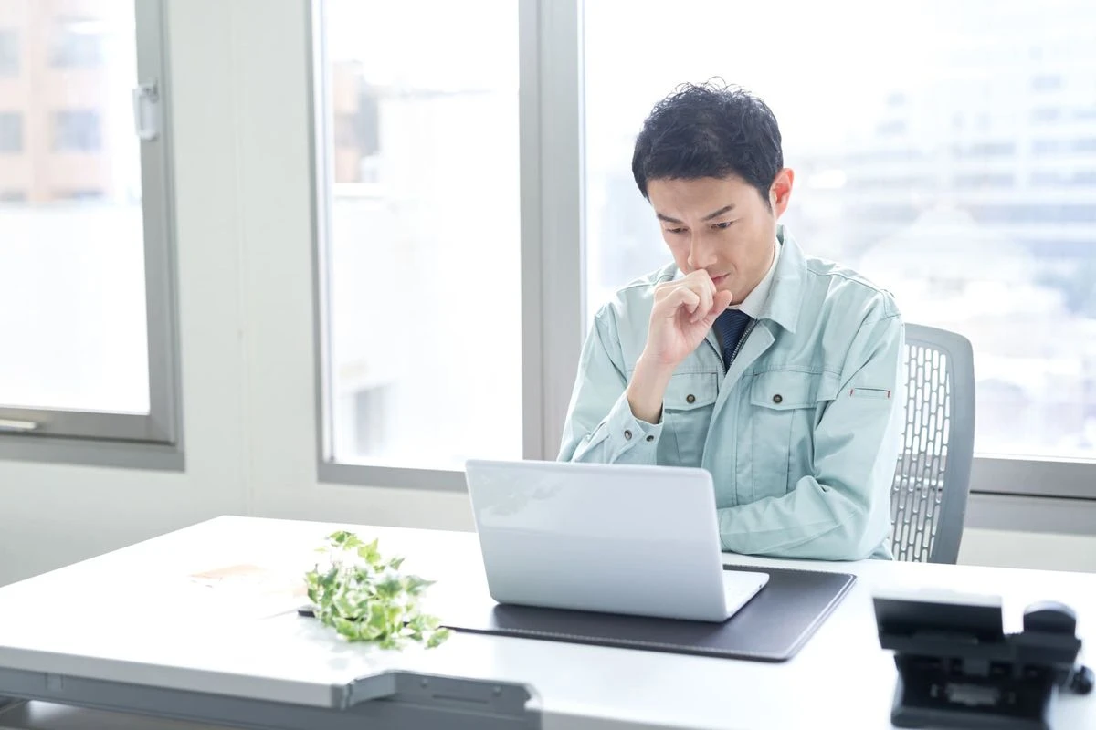 PCを見ながら考える男性のイメージ