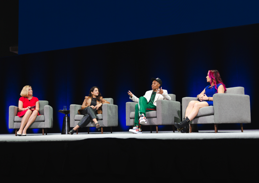 Indeed のJessica Jensen、Girls Who Codeの創設者のReshma Saujani氏、プロデューサーのLena Waithe氏、NFLコーチのDr. Jen Welterが議論をする様子