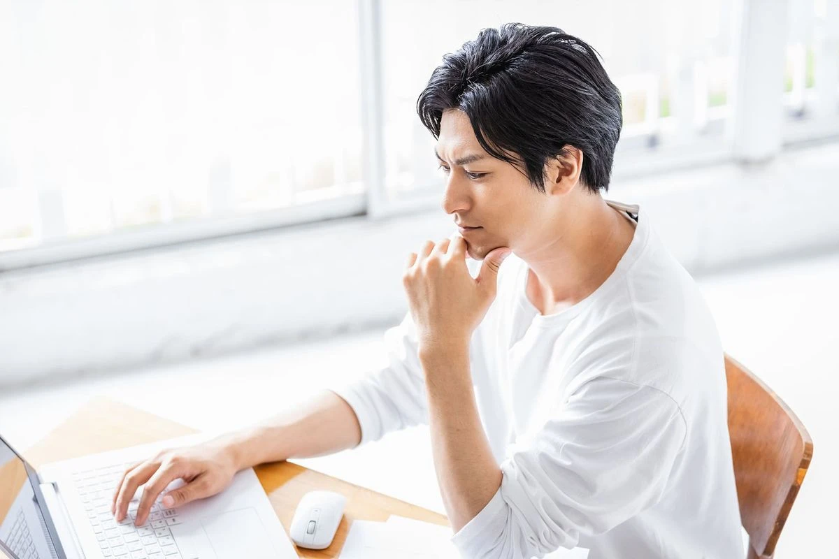 悩む男性のイメージ
