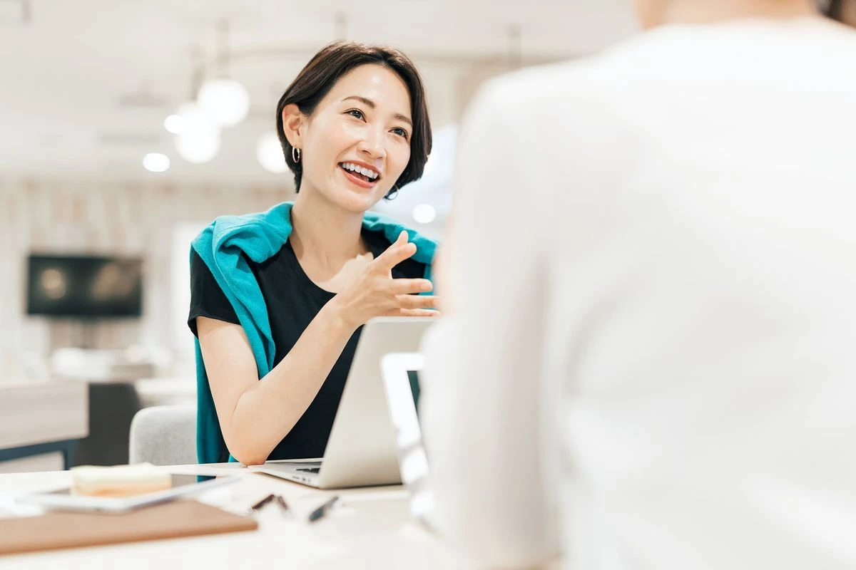 話をする女性のイメージ