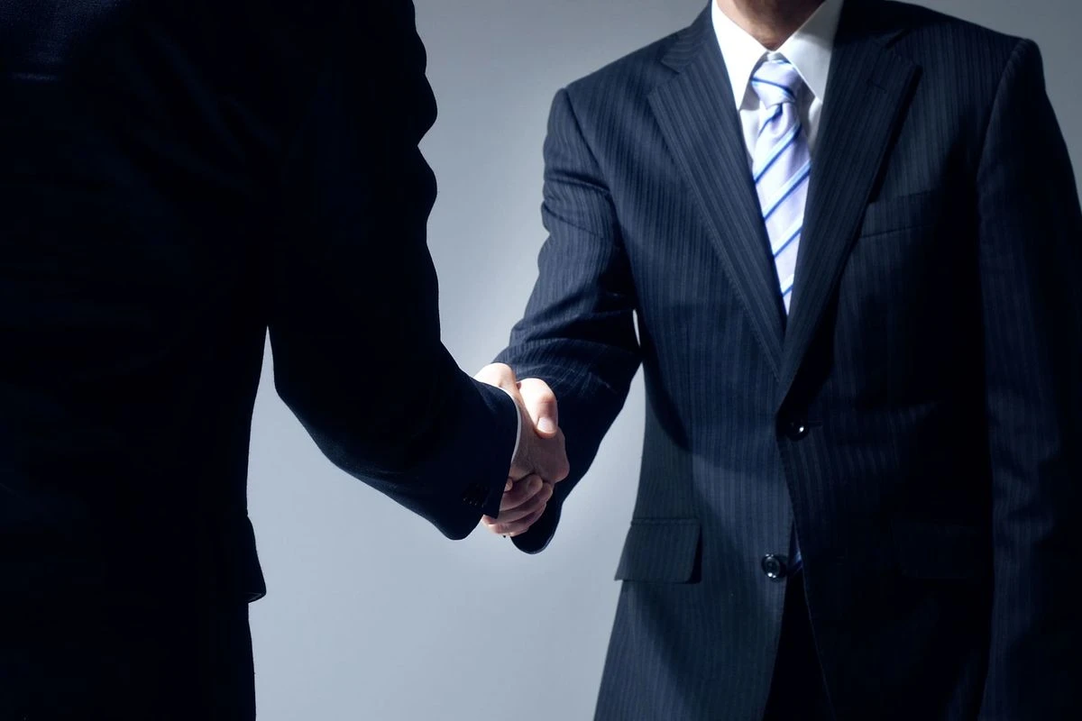 握手をしているイメージ