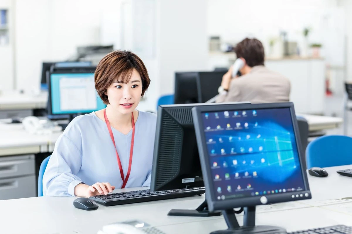 仕事をしている女性のイメージ
