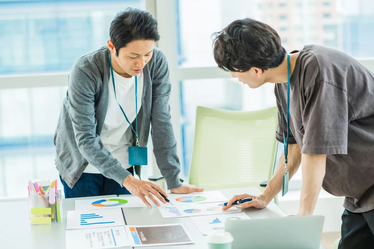 社員が派遣社員に仕事の説明をしているイメージ