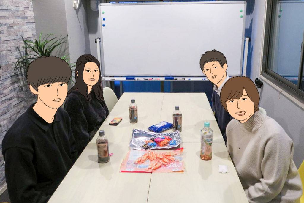 机を囲み、インタビューに応じてくれた大学生４人。