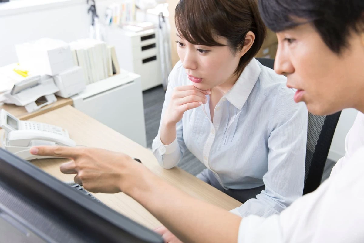 派遣先責任者が派遣労働者に仕事の説明をしているイメージ