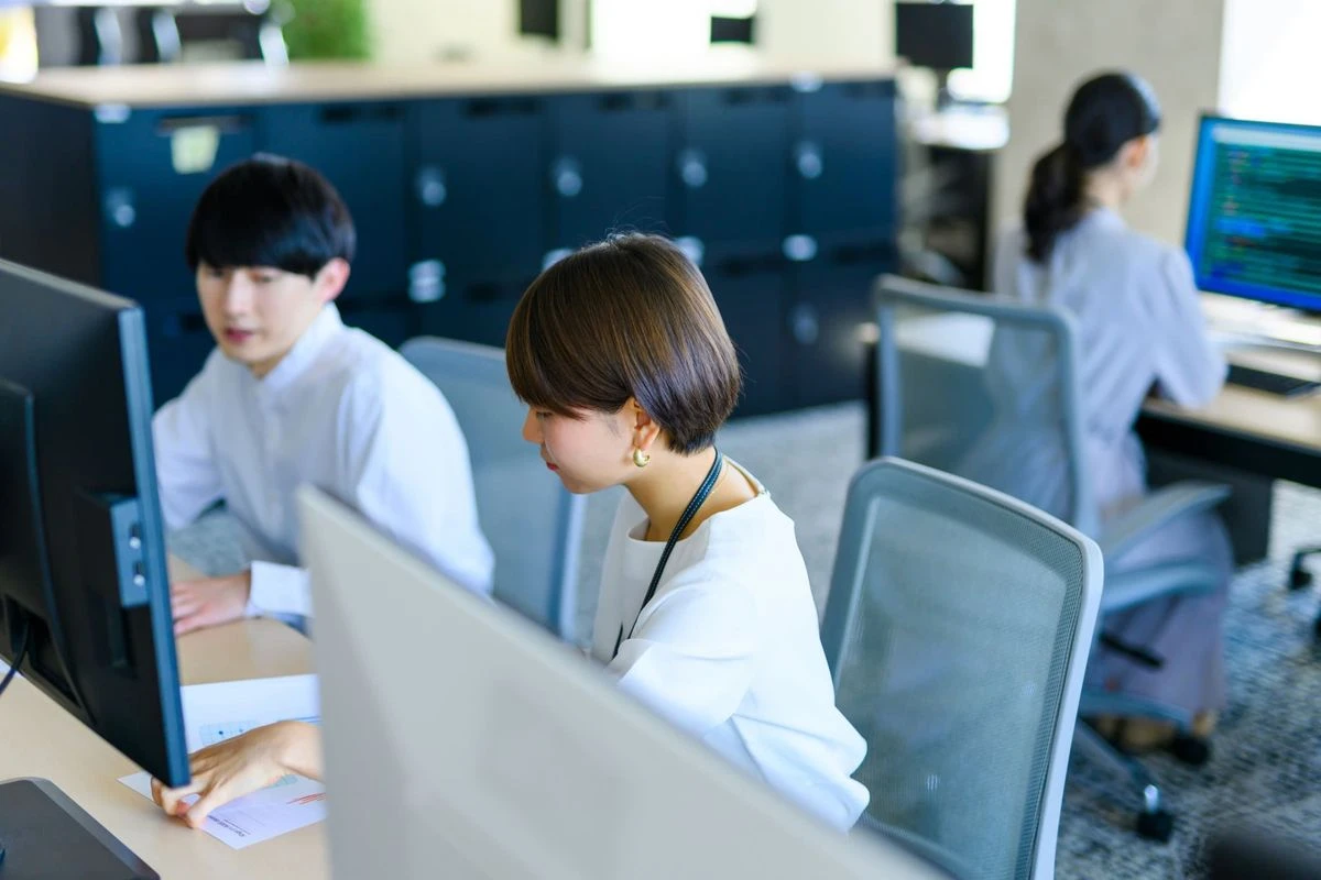 会社で働く人たちの様子