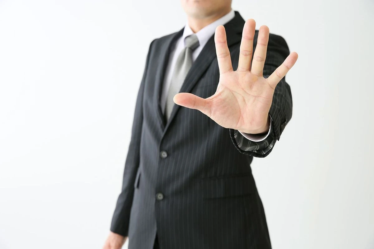 手を突き出す男性のイメージ