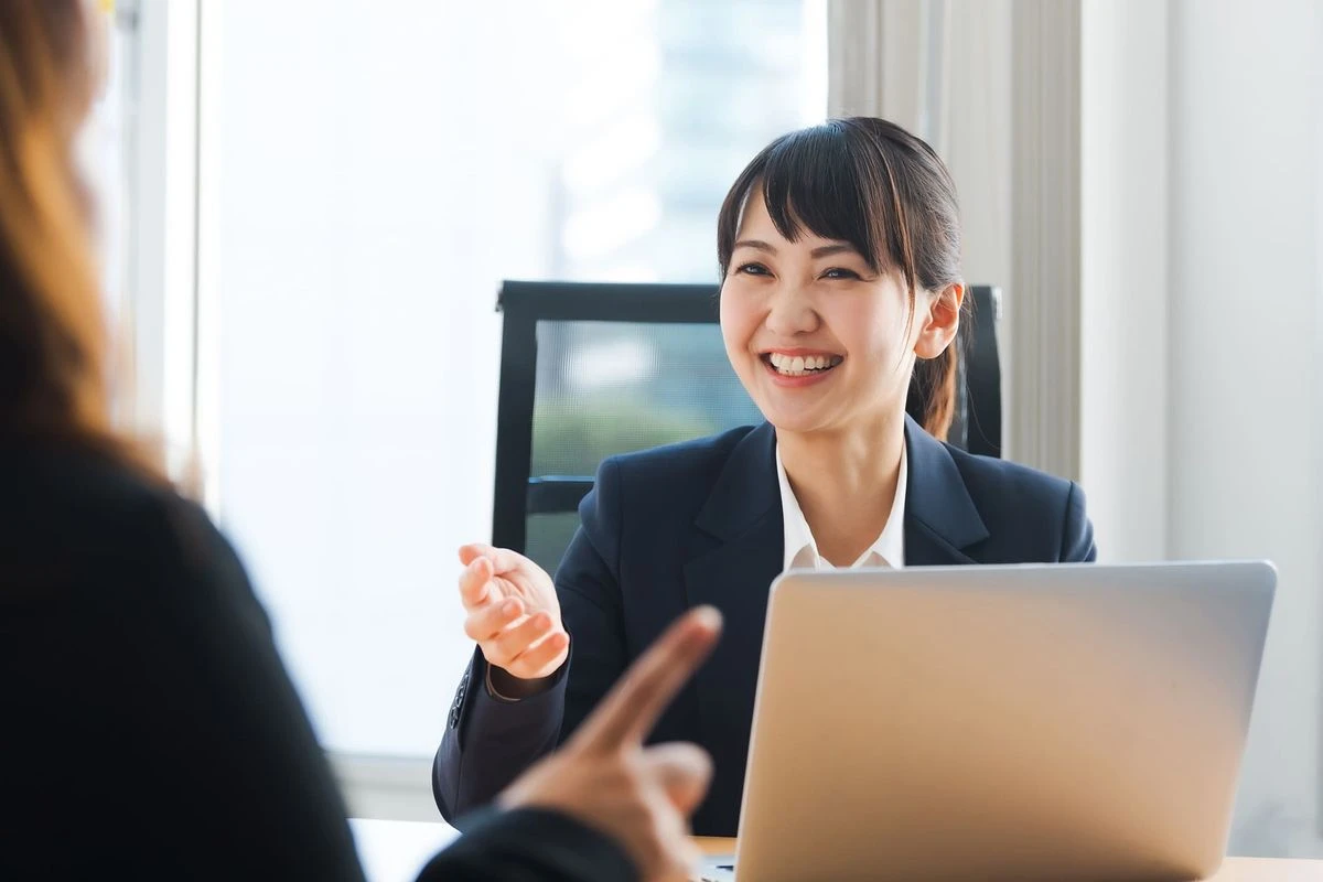 にこやかに話す女性のイメージ