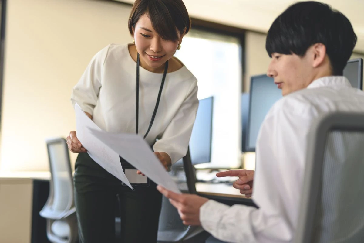 派遣社員に指示をする社員のイメージ
