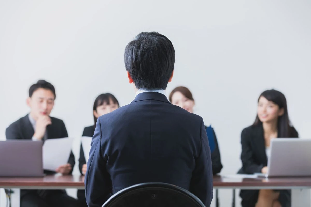 経験者採用者を面接しているイメージ