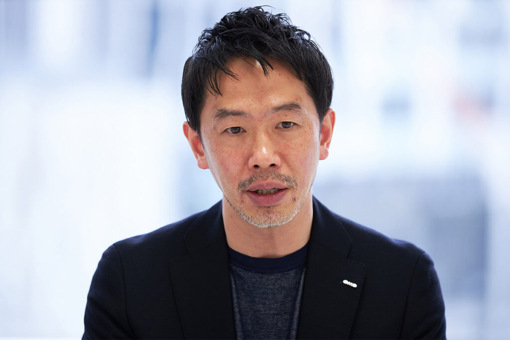 インタビューを受ける 五十島啓人氏