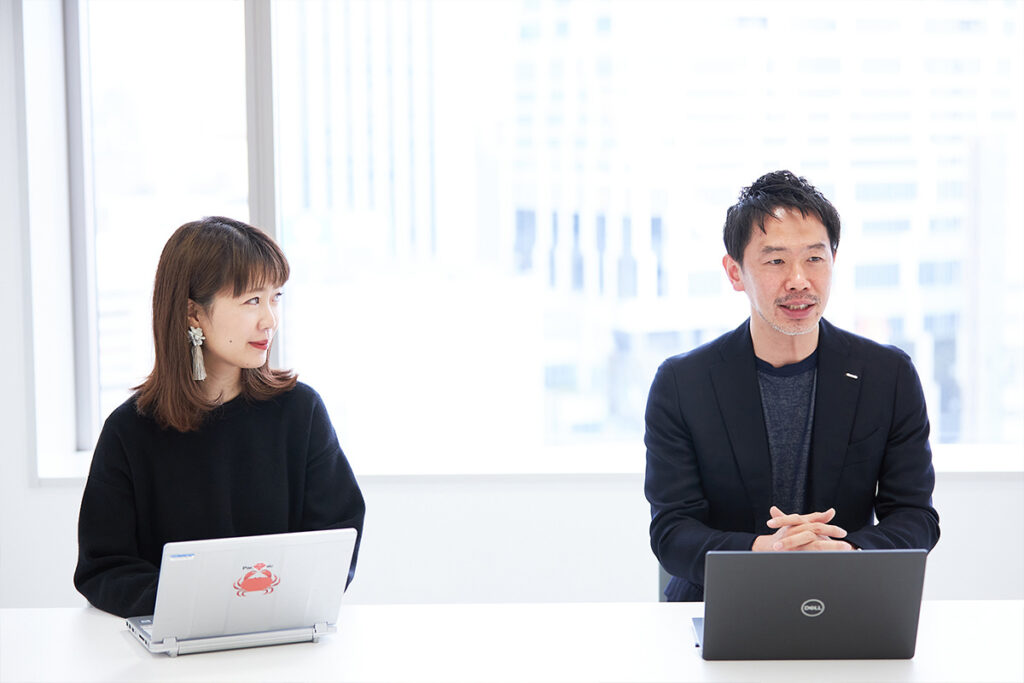 GMOペパボ株式会社 HR統括部 人事企画グループ 人事企画チーム 採用担当　福場麻美氏（左）、常務取締役CFO 兼 HR統括部部長 兼 経営戦略部部長　五十島啓人氏（右）