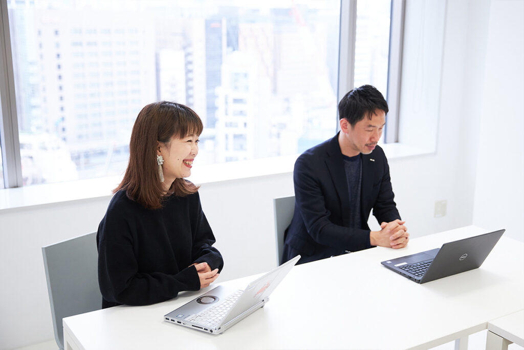 インタビューを受ける 福場麻美氏（左）、五十島啓人氏（右）