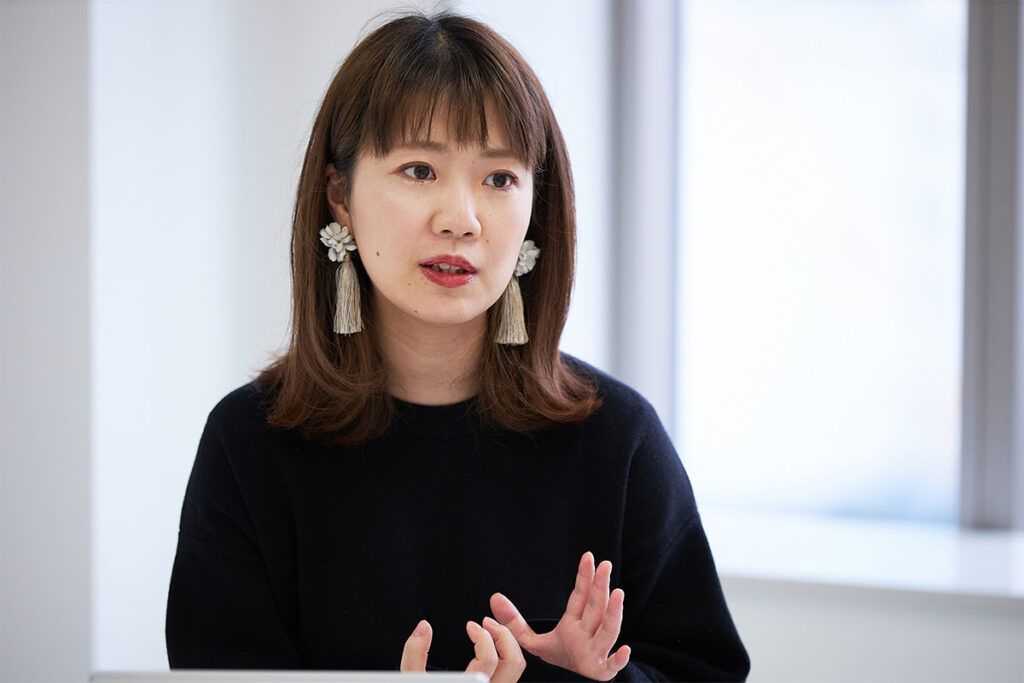 インタビューを受ける 福場麻美氏