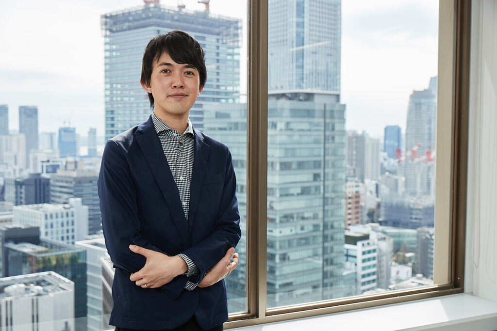 こちらを向く杉山氏