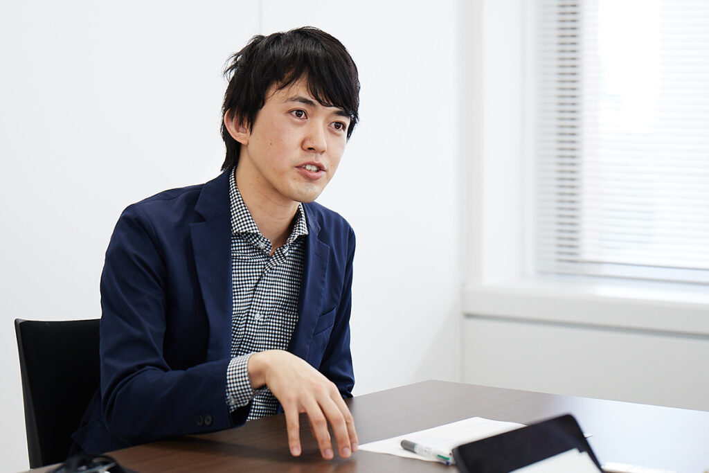 インタビューにこたえる杉山氏