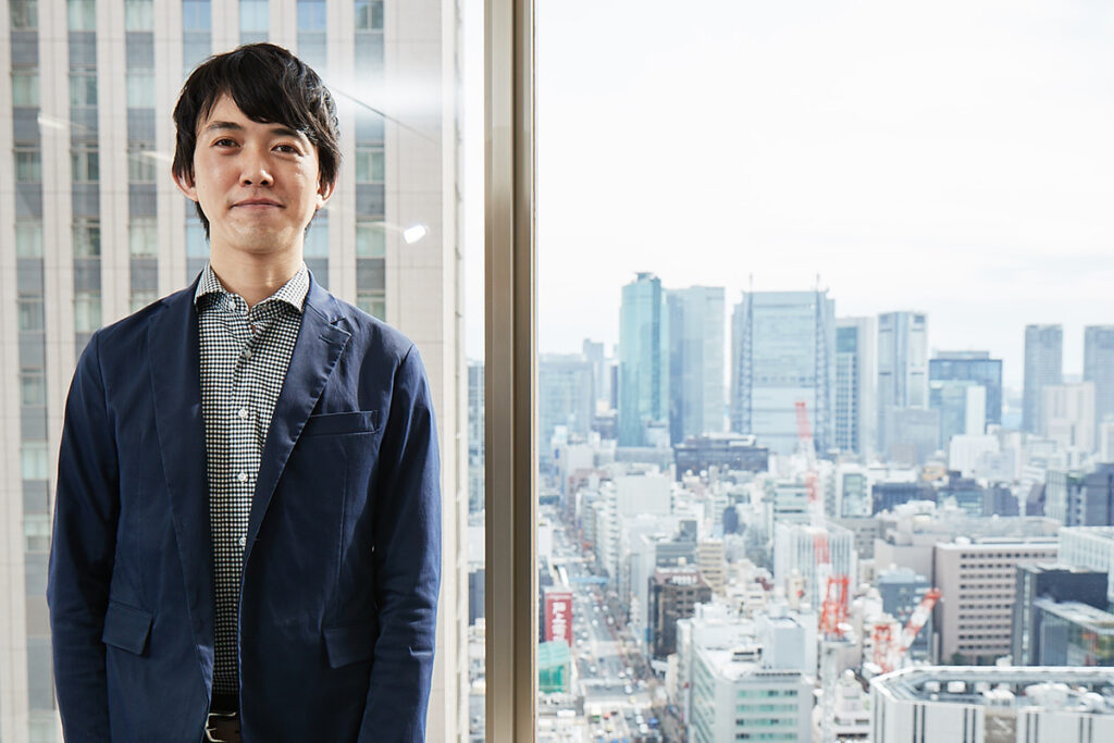 こちらを向く杉山氏