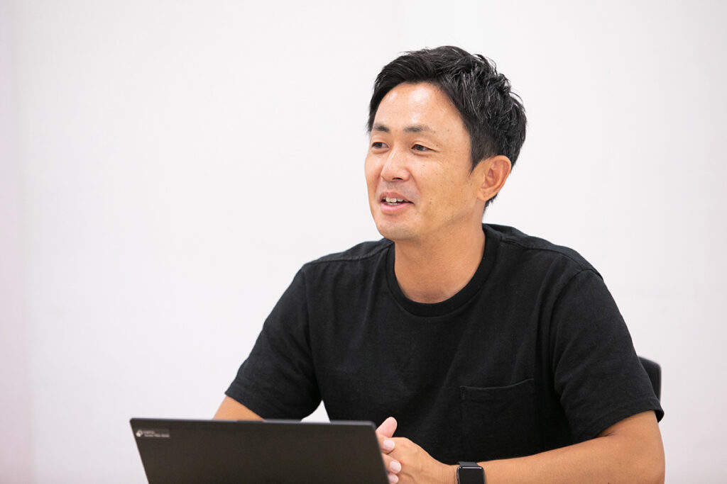 取材中の稲富氏
