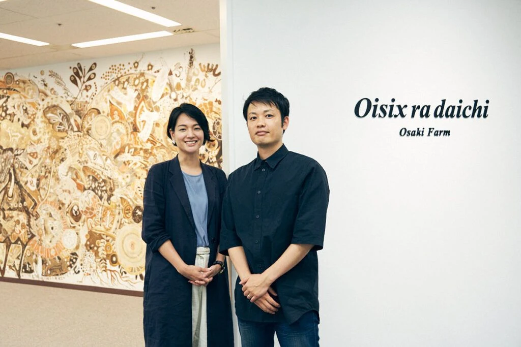 こちらを向くオイシックス・ラ・大地 HR本部 人材企画室 人材スカウトセクション マネージャーの三浦孝文氏とオイシックス・ラ・大地 HR本部 人材企画室 人材スカウトセクション デザイナー採用責任者 兼 採用広報担当の小川佐智江氏