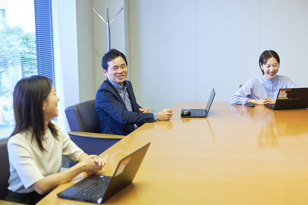トヨタ自動車株式会社 李寛子氏（右）山口勇気氏（中）小河原由梨氏（左）