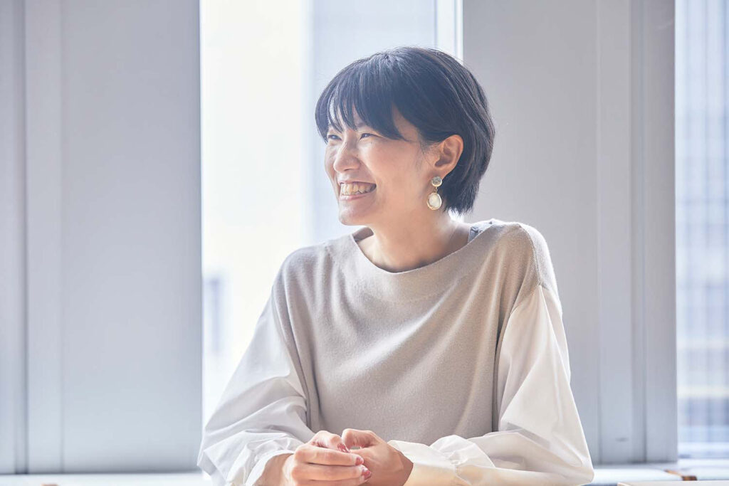 インタビューを受ける 渡辺真紀氏