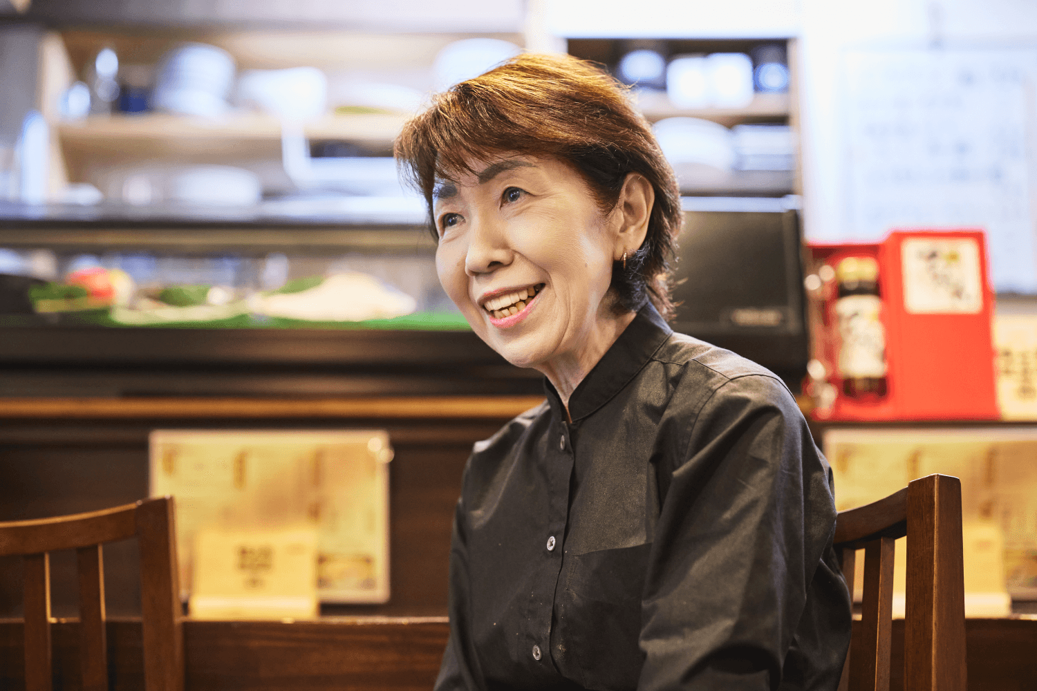 カウンターに立つ女将
