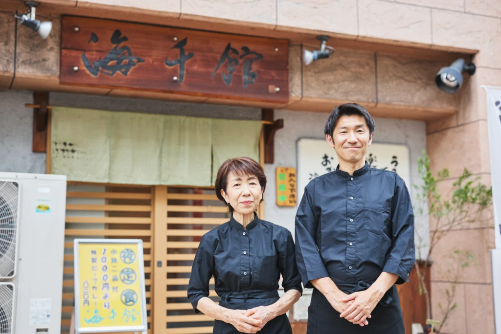 海千館店先に立つ親子