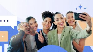 楽しそうに一緒に自撮りをする5人の女性