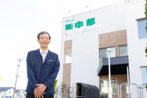 株式会社中部様メインビジュアル社屋前の元木氏