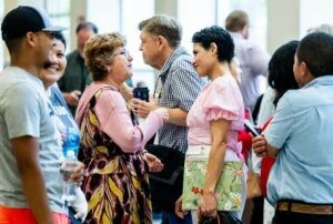Personas conversando durante un evento empresarial