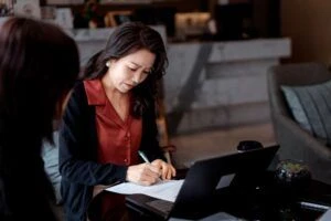 Dos personas revisando una lista de verificación.