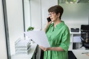 Una mujer en una llamada telefónica en su oficina