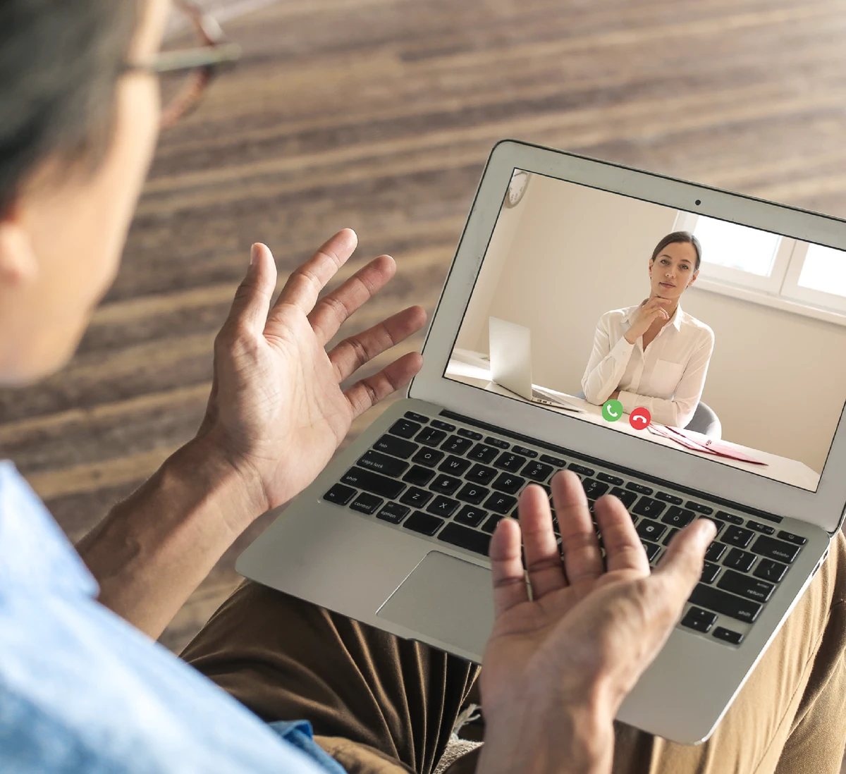 Person talking a female on a zoom call