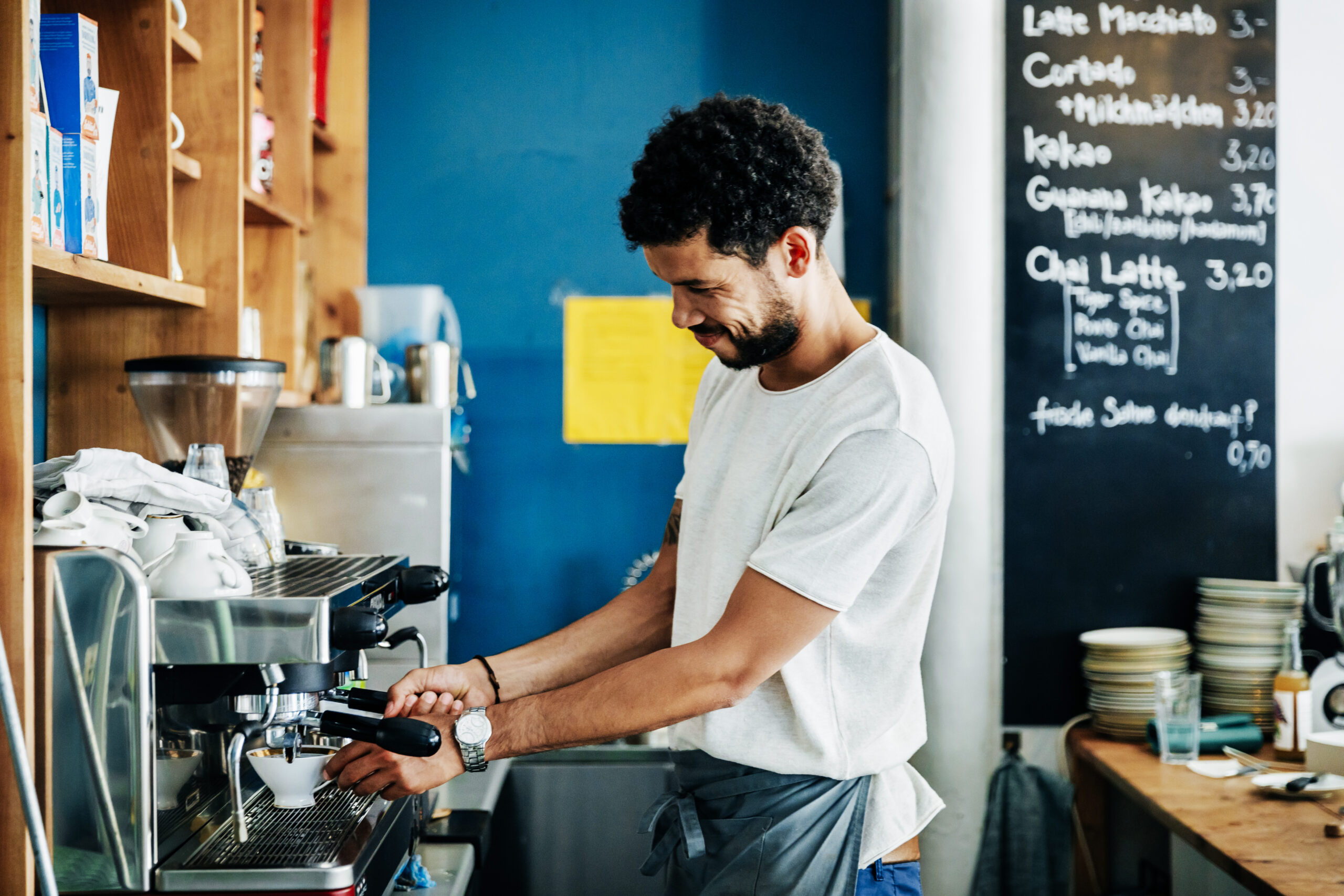 Personne préparant du café dans un café