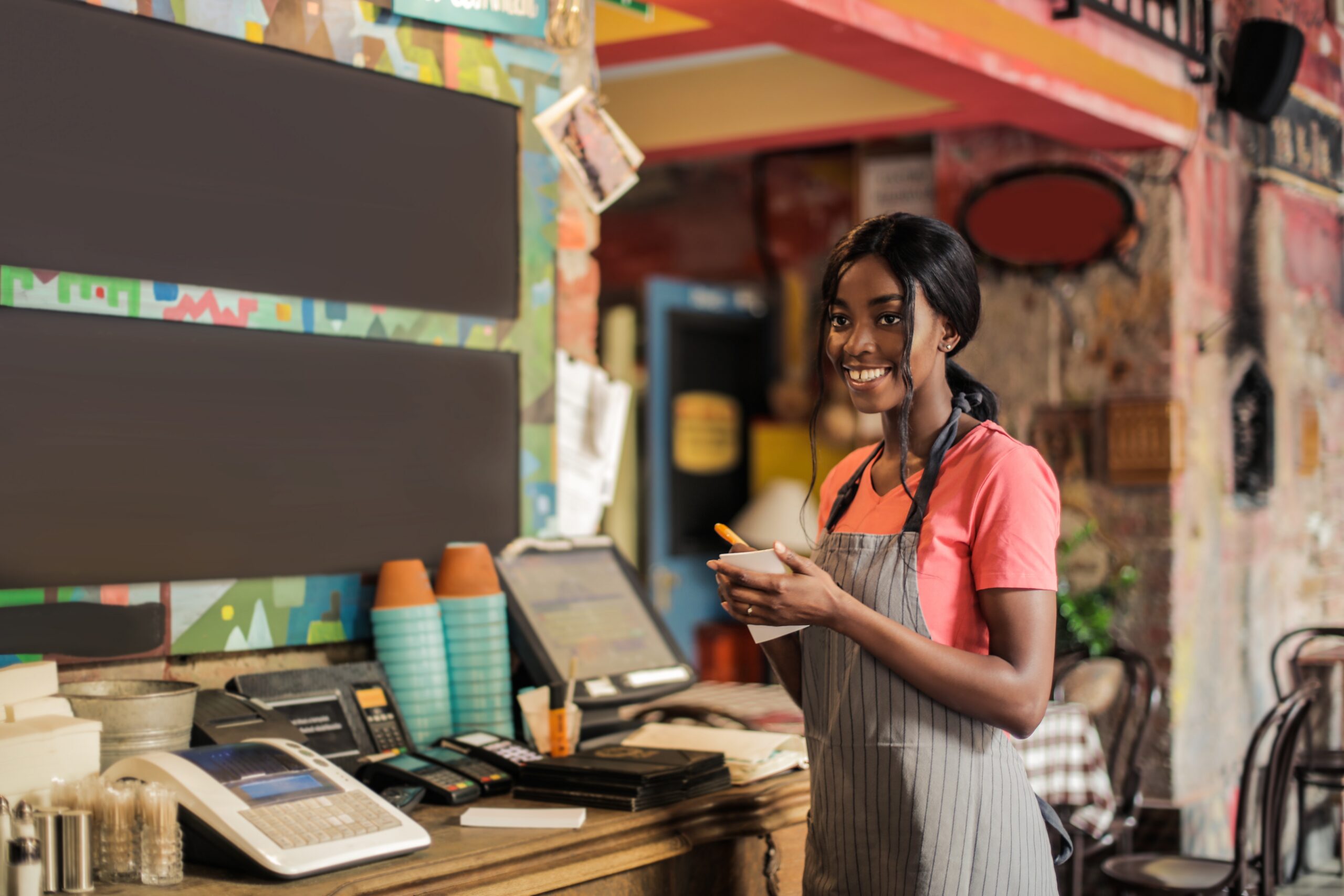 Les emplois saisonniers dans l'hôtellerie-restauration restent un pilier du marché du travail français à l'approche de l'été, alors même que la dynamique globale de l'emploi continue de ralentir.