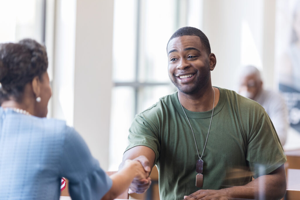 Militärangehöriger schüttelt Hände