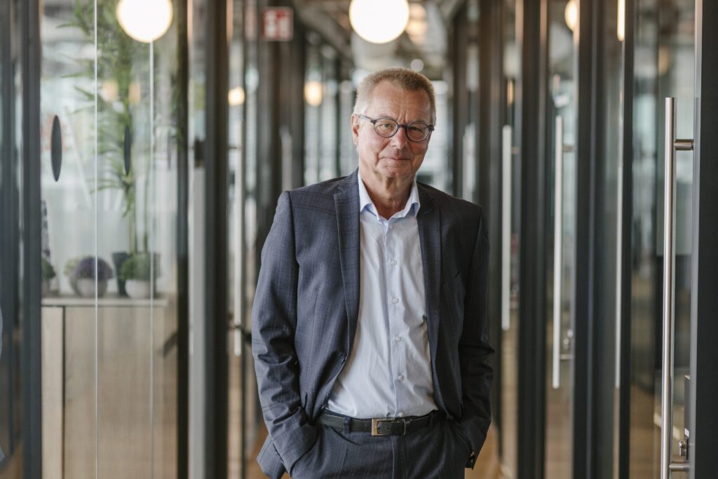 Person im Anzug betritt das Büro